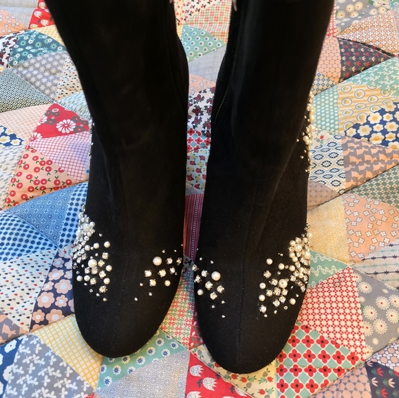 Olivia Miller Diomede Pearl and Rhinestone Booties, Black, EUC, Size 8.5US - Picture 4 of 10